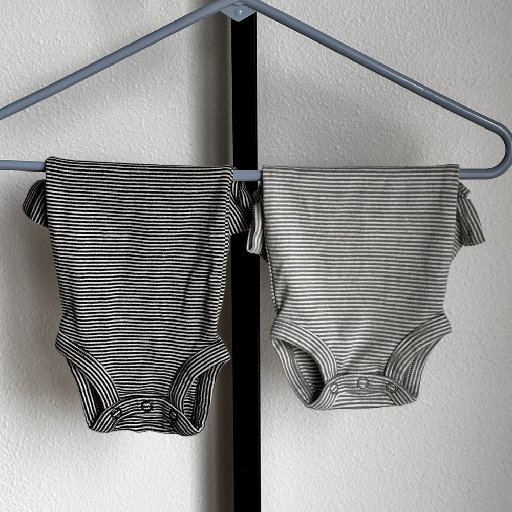 Carters 2 newborn bodysuits